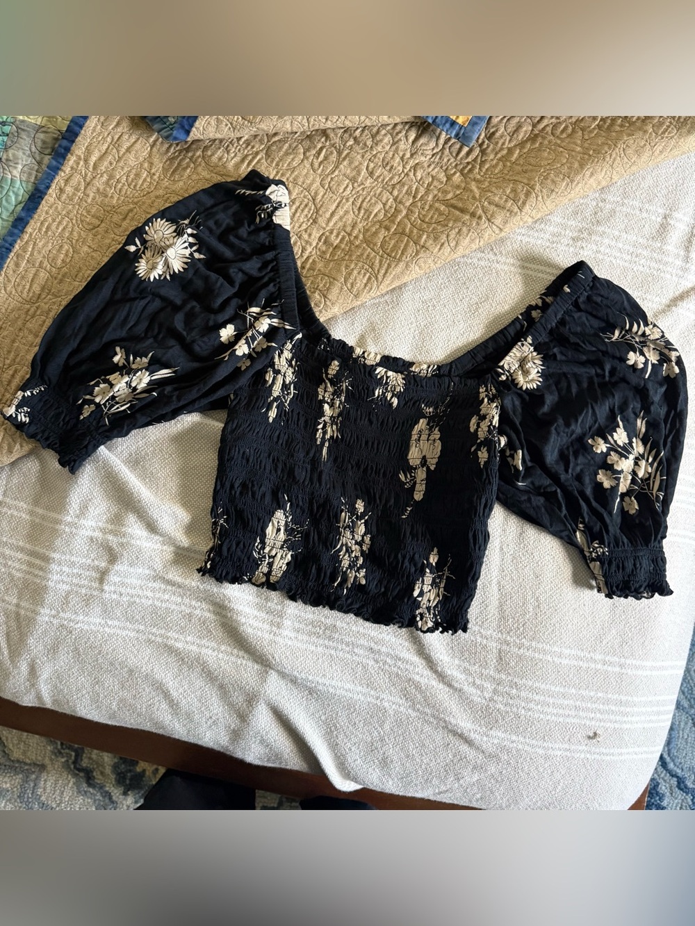 NWT urban outfitters Black Floral Off-Shoulder Smocked Puff-Sleeve Top - Picture 2 of 3